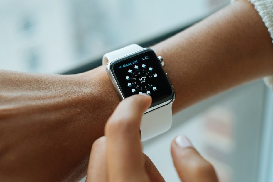 10 Reasons For Buying A Smart Watch For Seniors cover